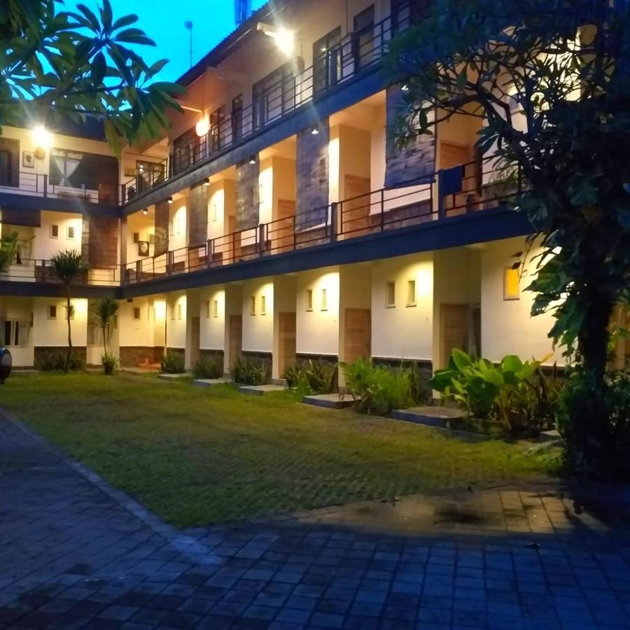 Urbanview Hotel Wayan Mansion Dempasar Exterior foto