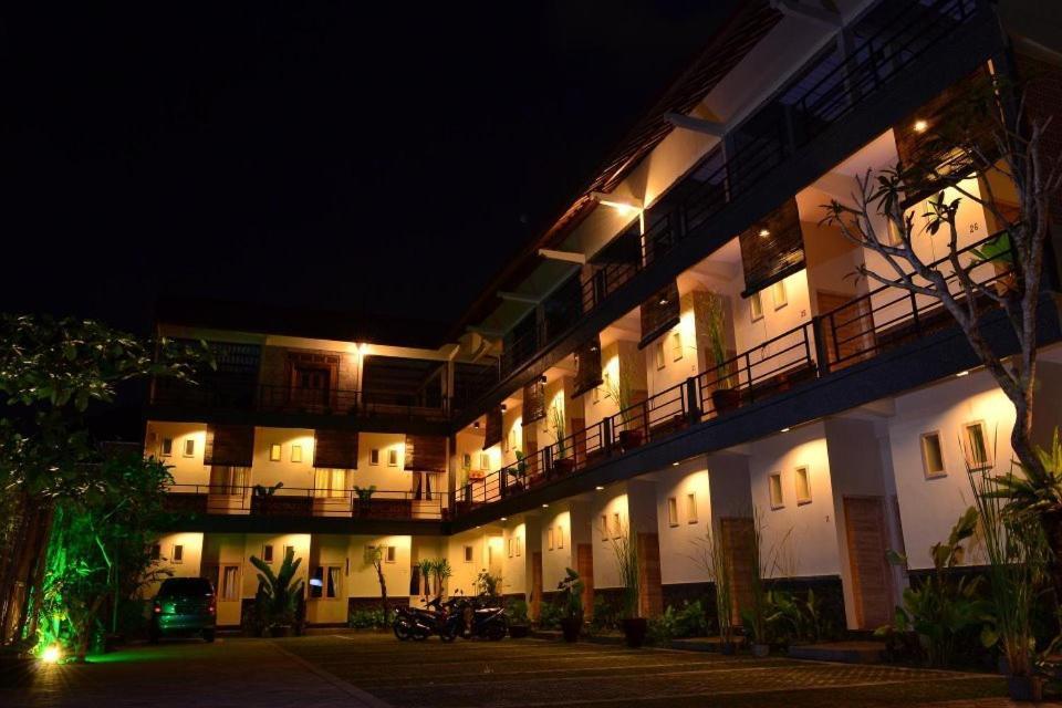 Urbanview Hotel Wayan Mansion Dempasar Exterior foto